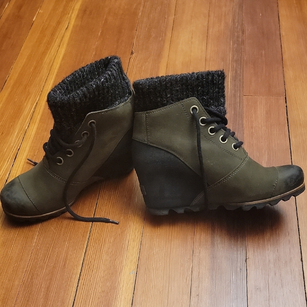 Women's Green Lace-Up Boots - Picture 2 of 6